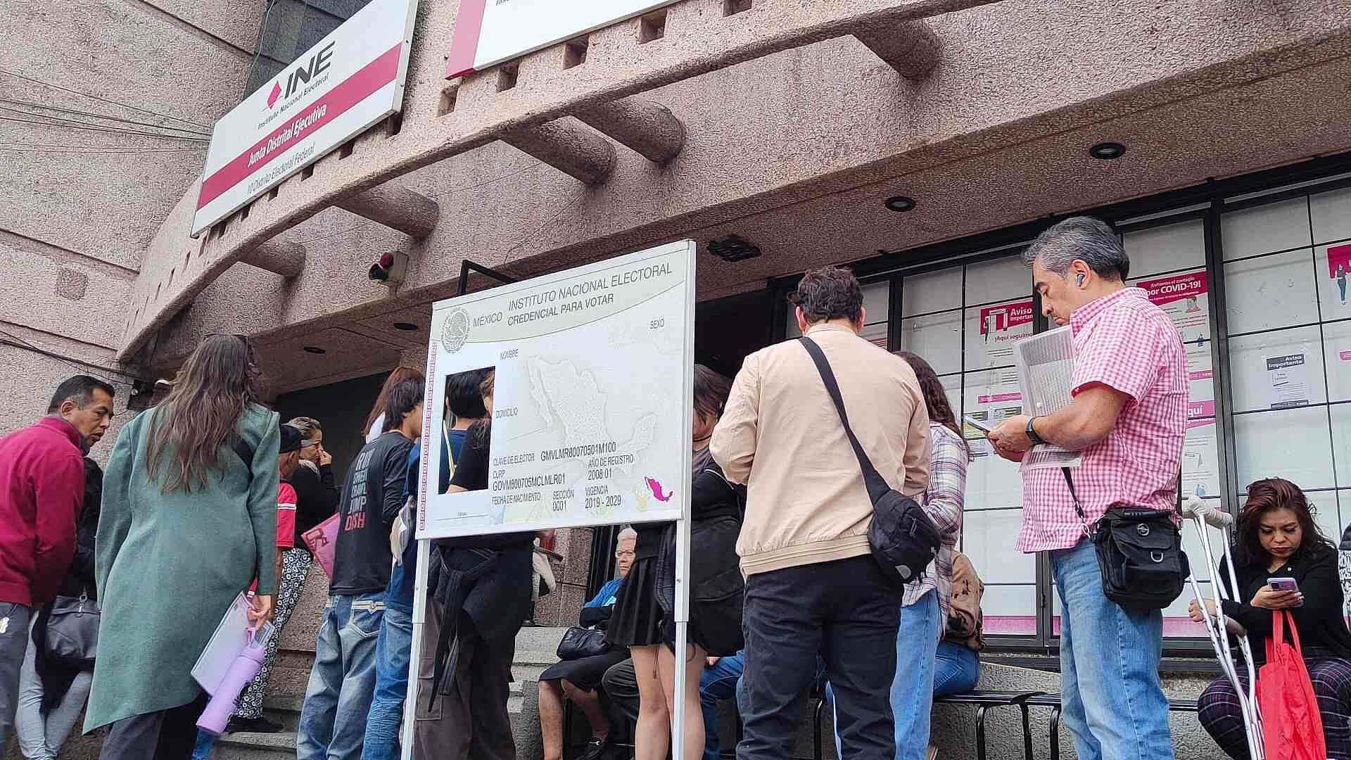 Filas en Módulos del INE para Tramitar Credencial para Votar | En Punto